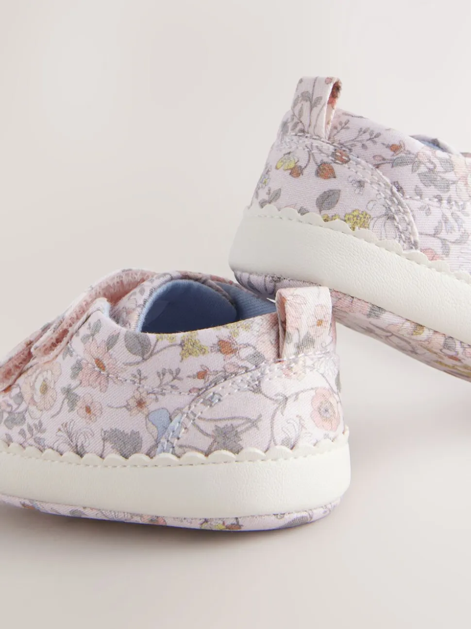 Roze bloemen - Babyschoentjes met klittenbandsluiting (0 - 24 mnd)