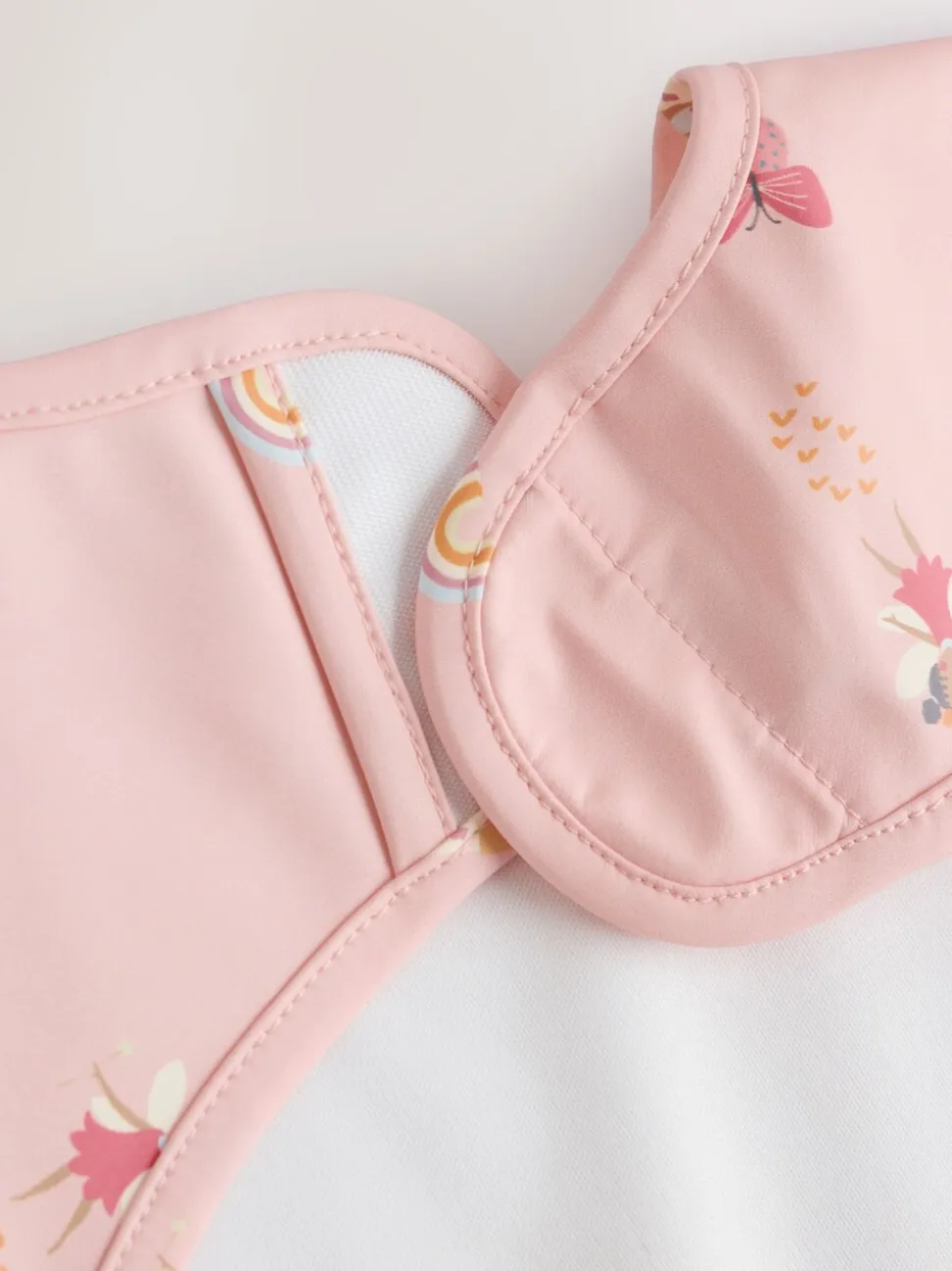 Roze eenhoornfeeën - Slabbetje met mouwen voor spenen en voeden