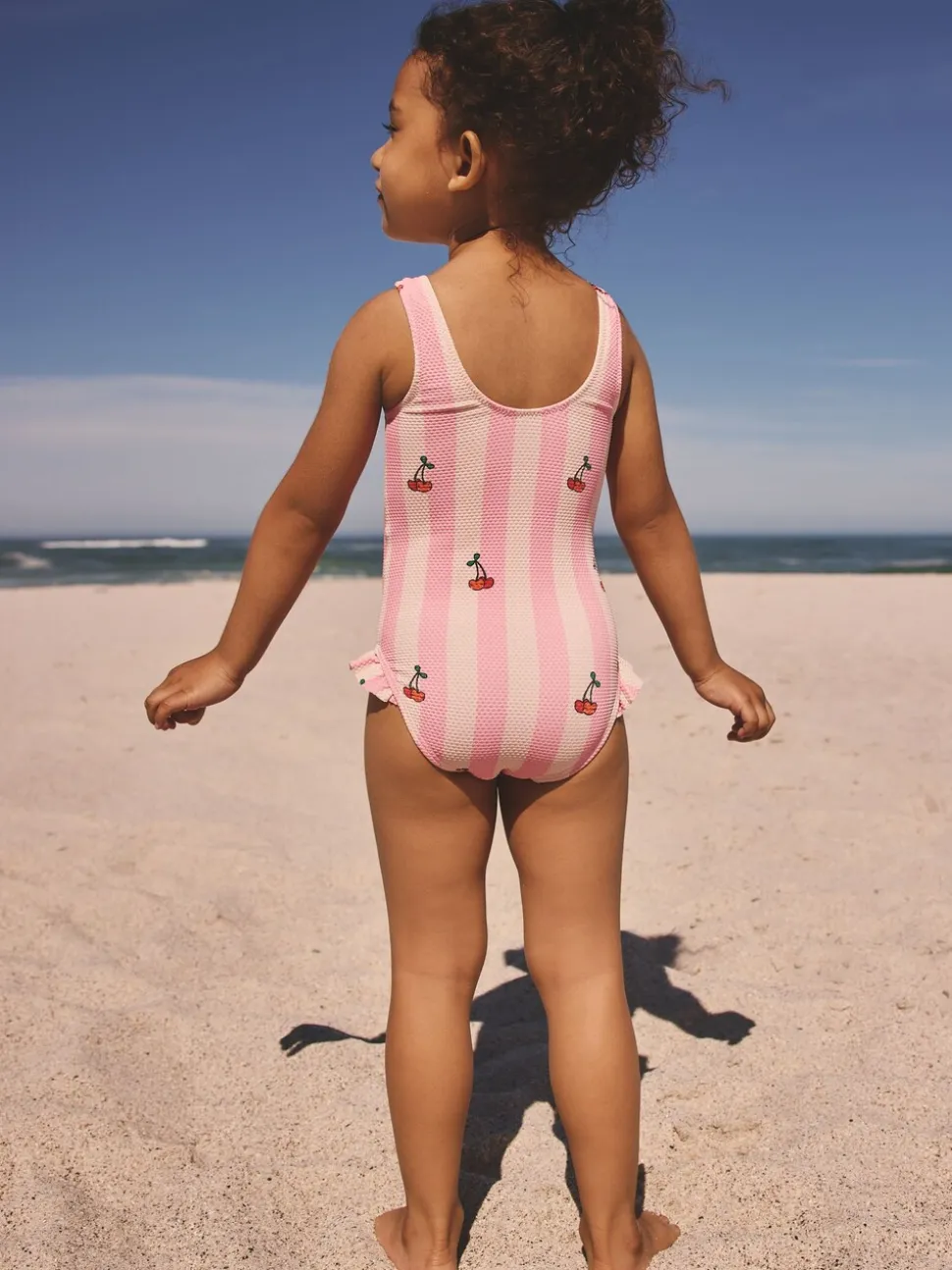 Roze met streep- en kersenprint - Badpak met ruches op de pijpen (3mnd -7jr)