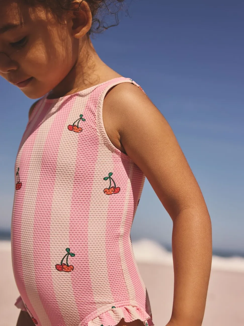 Roze met streep- en kersenprint - Badpak met ruches op de pijpen (3mnd -7jr)