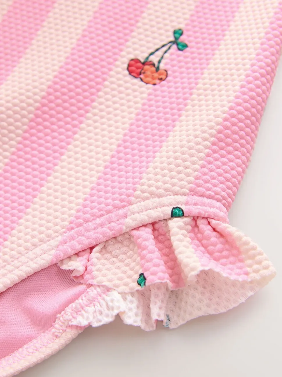 Roze met streep- en kersenprint - Badpak met ruches op de pijpen (3mnd -7jr)