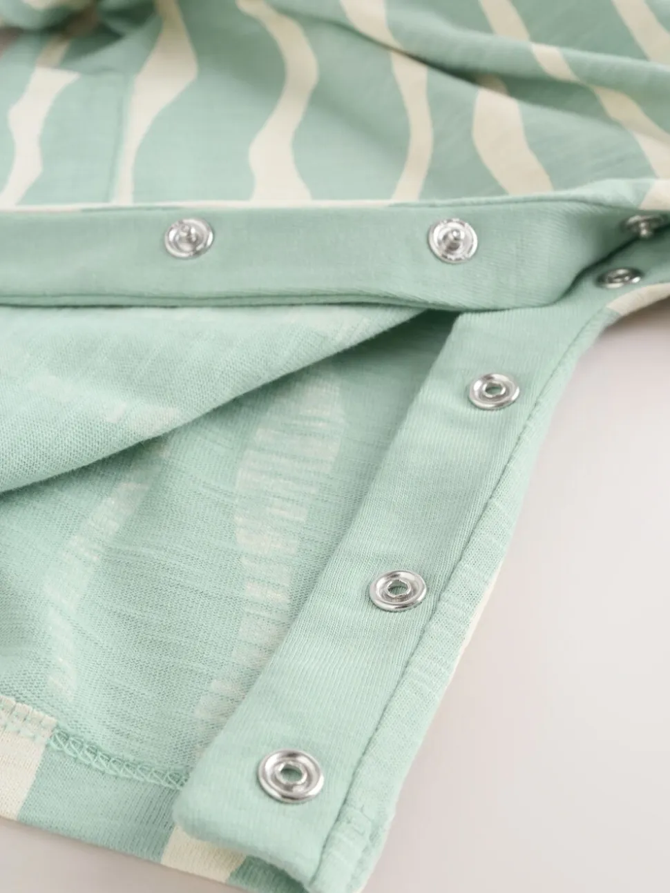 Saliegroen gestreept - Baby Long Leg Jersey Romper (0mths-3yrs)