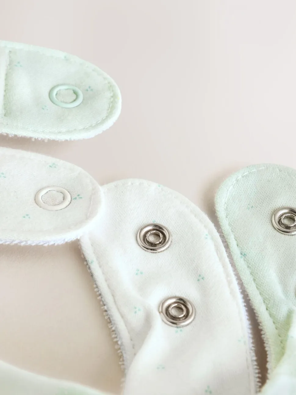 Saliegroene zus - 2 Babyslabbetjes Family