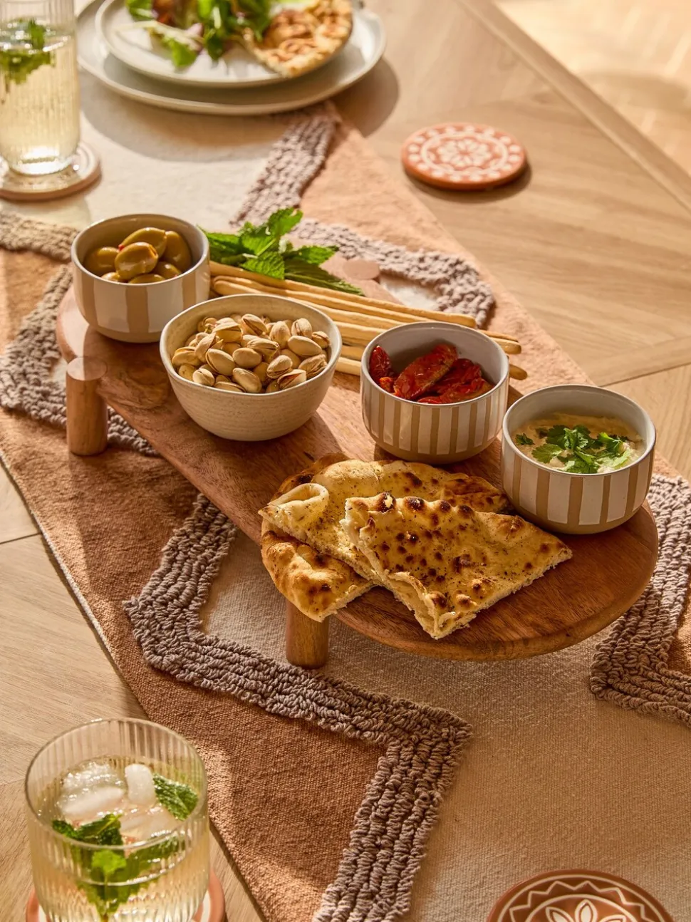 Serveerbord met houten poten