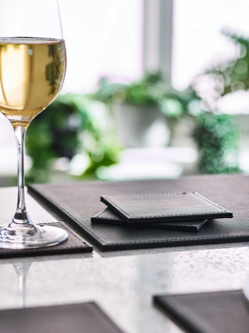 Set van 4 omkeerbare placemats en onderzetters van imitatieleer