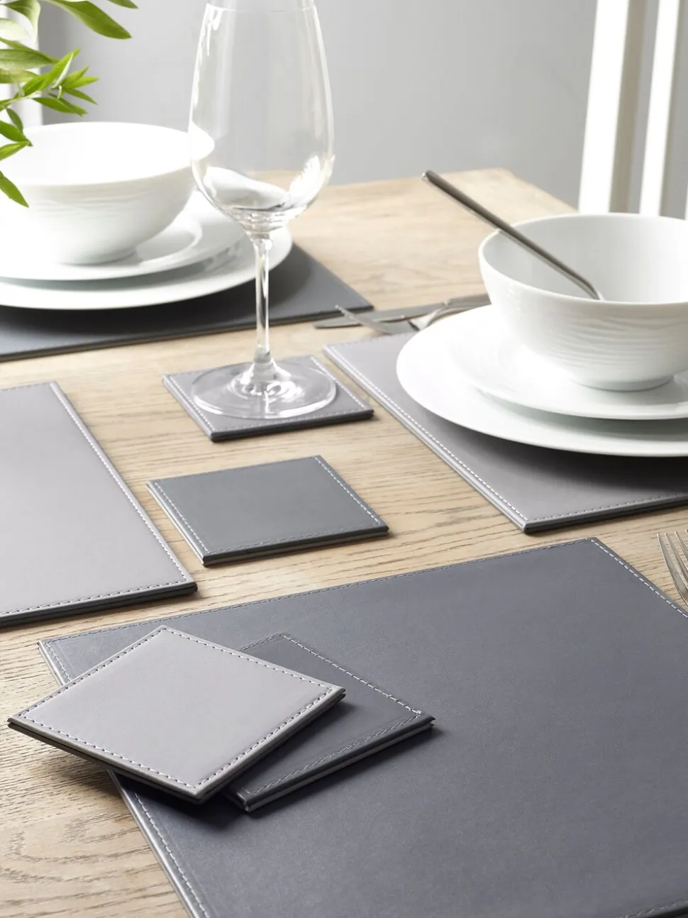Set van 4 omkeerbare placemats en onderzetters van imitatieleer
