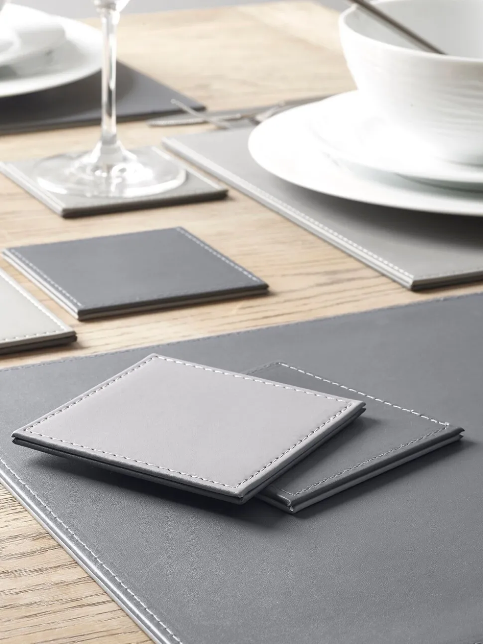 Set van 4 omkeerbare placemats en onderzetters van imitatieleer