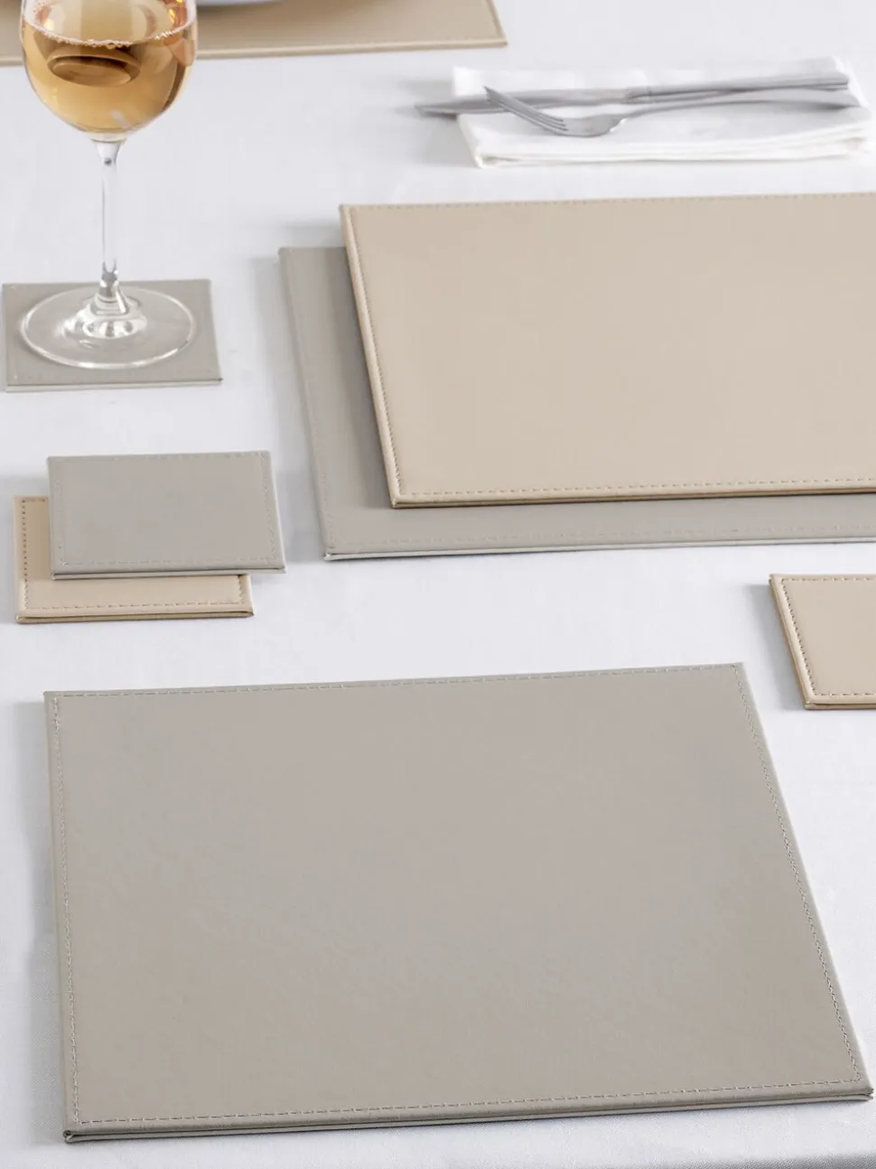 Set van 4 omkeerbare placemats en onderzetters van imitatieleer