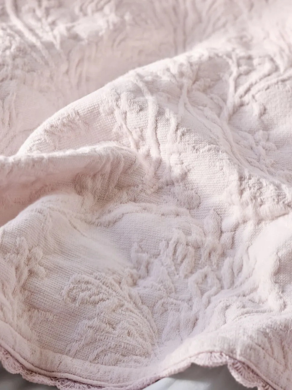 Shabby Chic by Rachel Ashwell® Textuur Bloemen Matelasse Bedloper