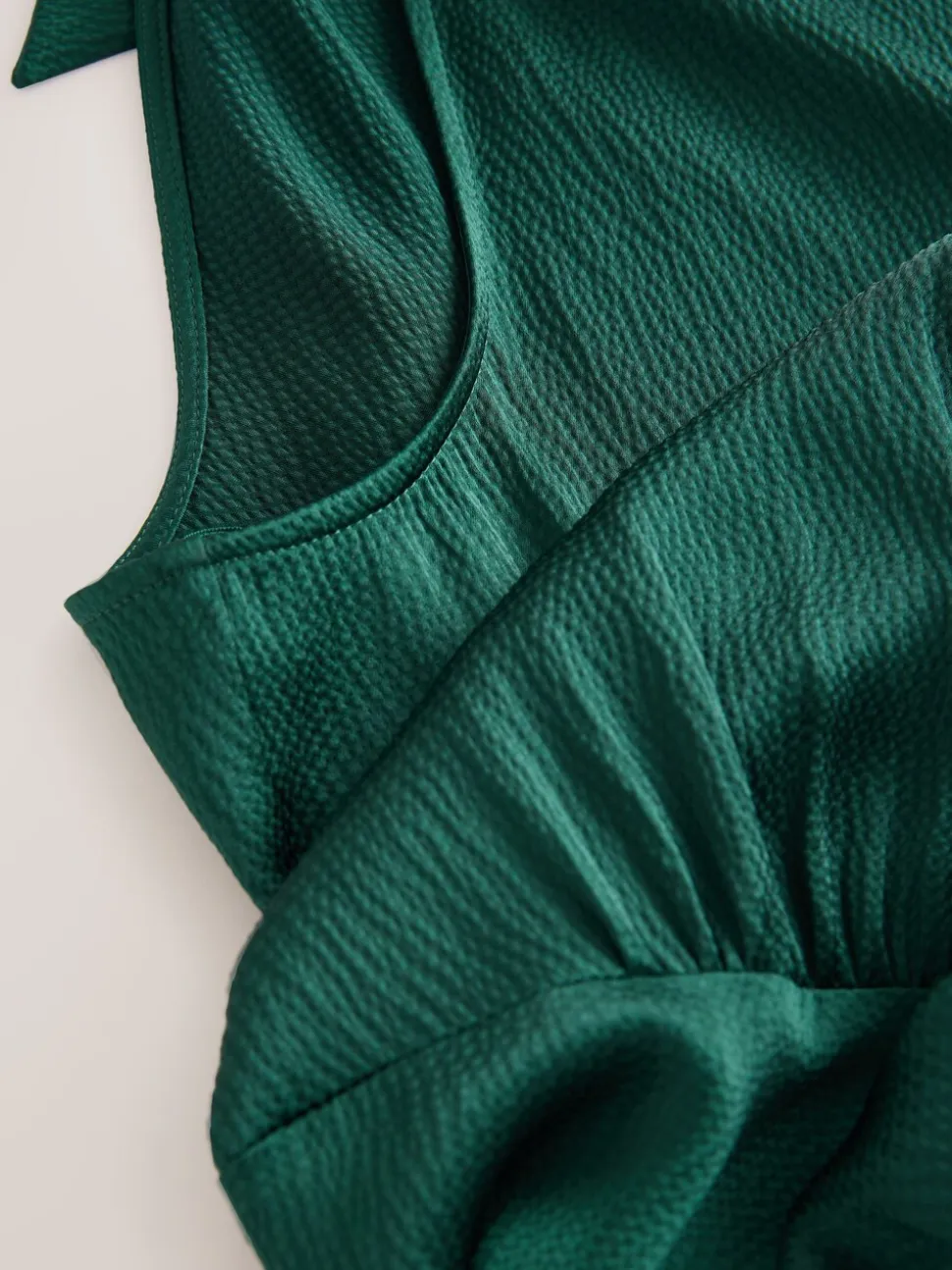 Smaragdgroen - Satijnen halter mouwloze midi-jurk met textuur