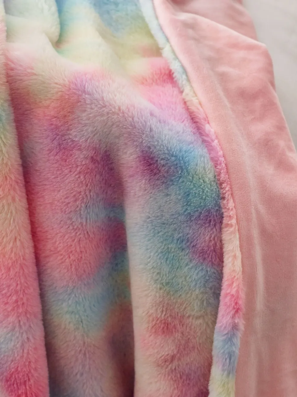 Sprei van imitatiebont met regenboog en ombré-effect