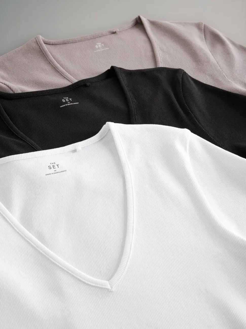The Set verpakking van 3 geribbelde T-shirts met korte mouwen en V-hals