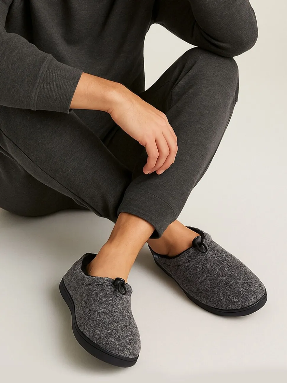Totes Isotoner Mens Felt Full Back Slippers With Pull Toggle