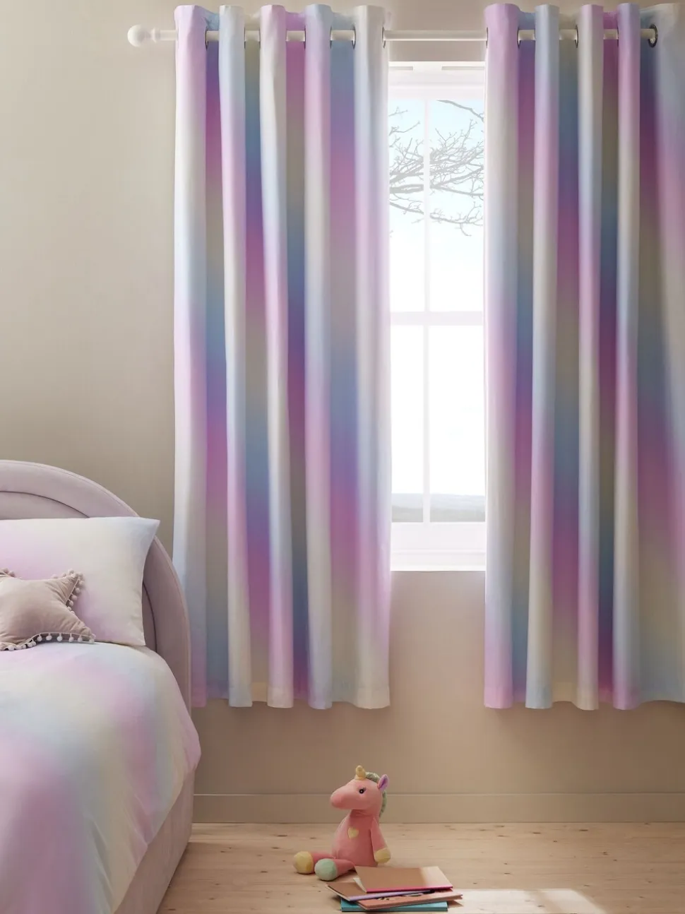 Verduisterende ombre ringgordijnen met regenboogprint