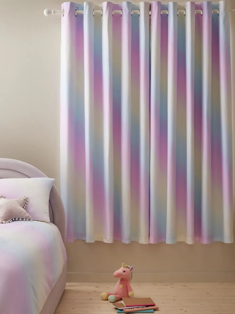 Verduisterende ombre ringgordijnen met regenboogprint