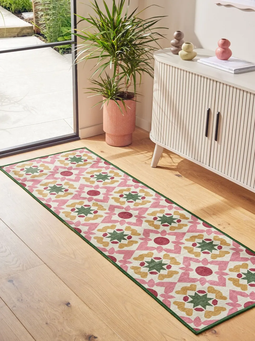 Wasbare loper met geometrische tegelprint