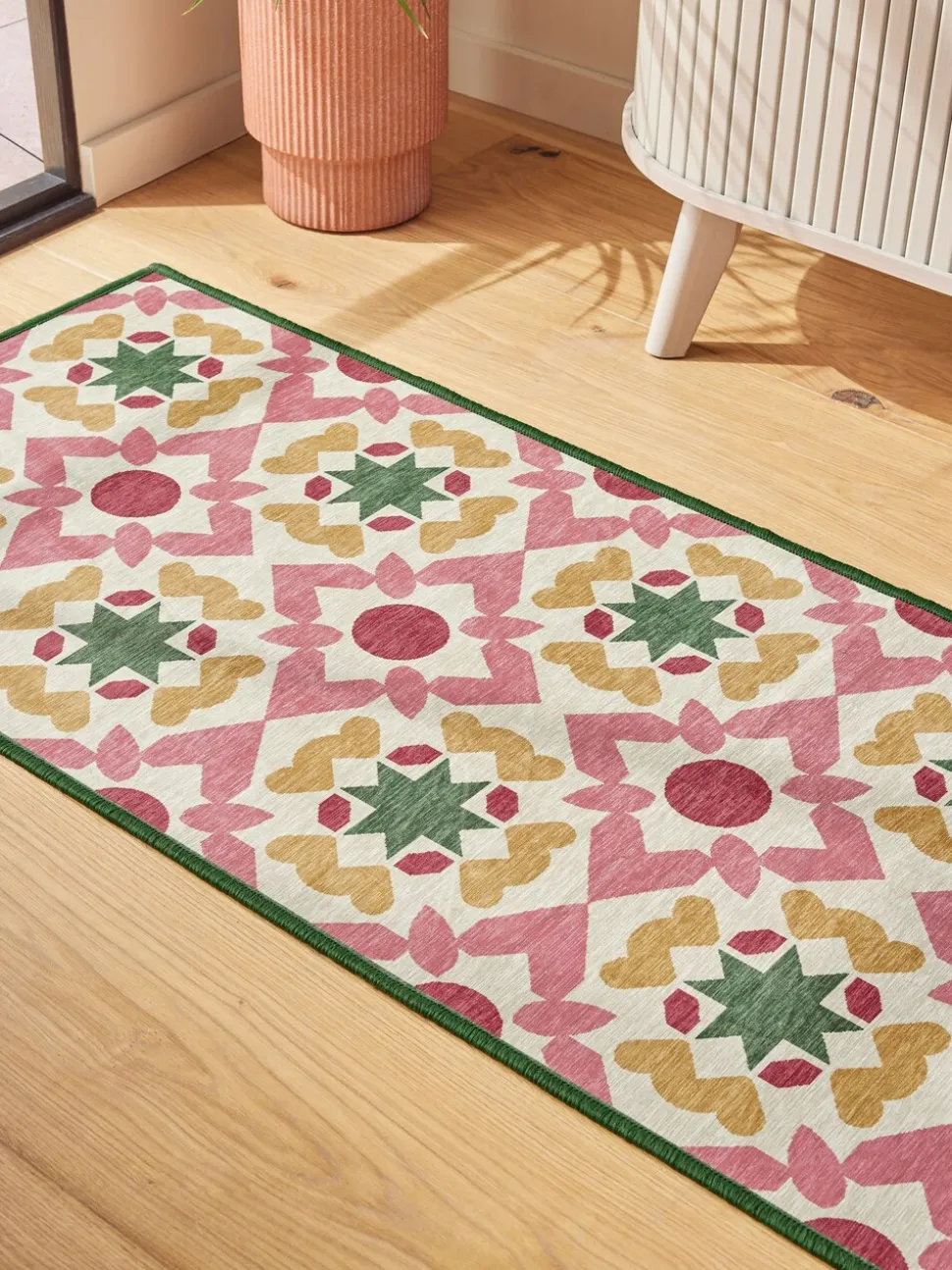 Wasbare loper met geometrische tegelprint