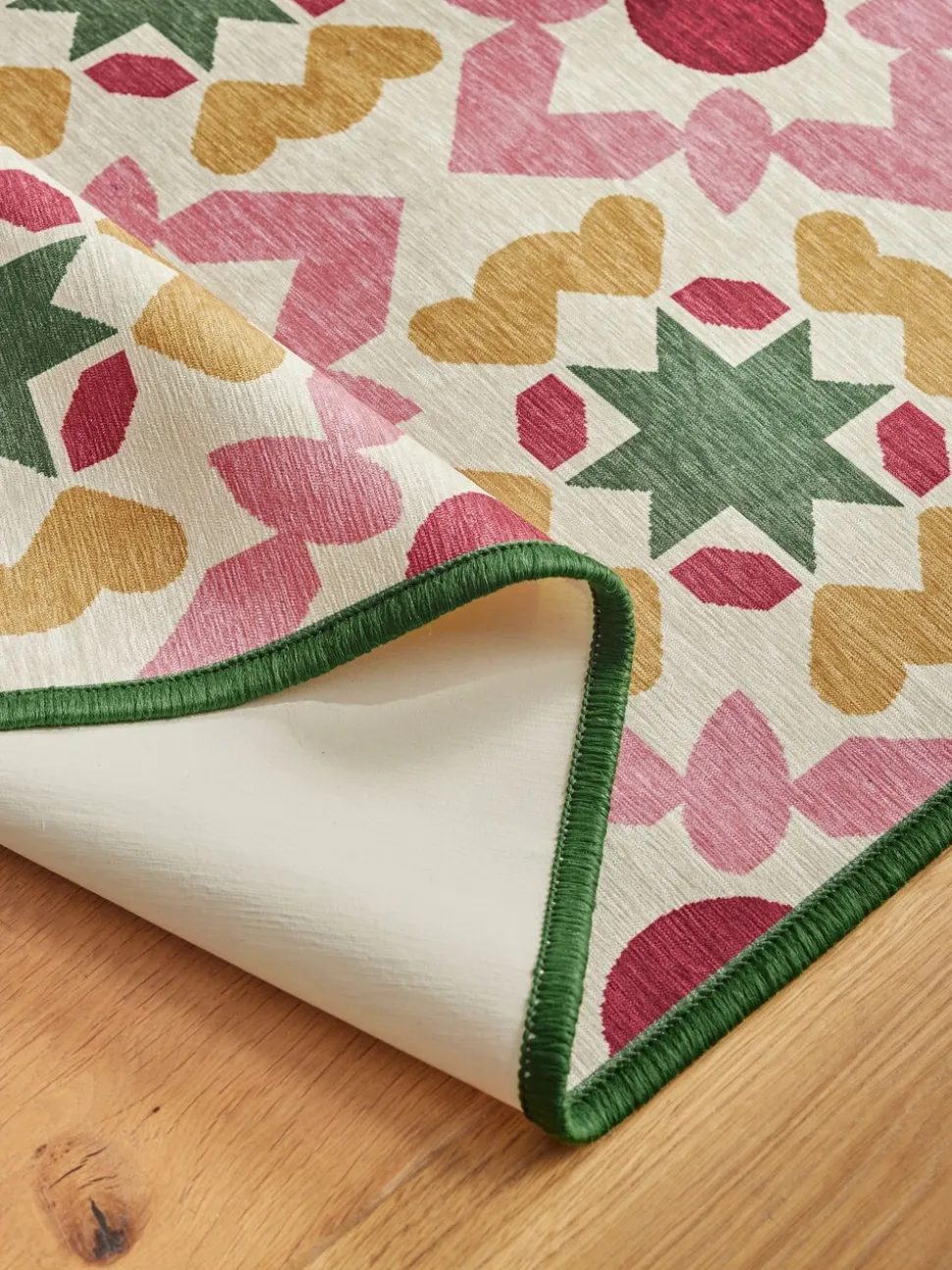 Wasbare loper met geometrische tegelprint