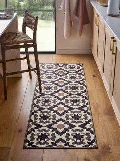 Wasbare loper met geometrische tegelprint