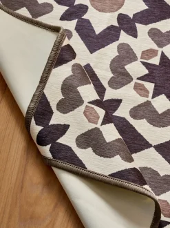Wasbare loper met geometrische tegelprint