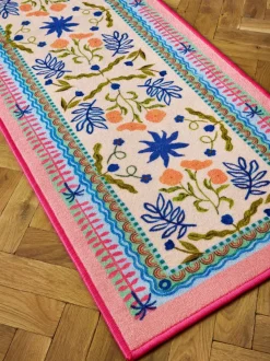 Wasbare loper met heldere bloemenprint