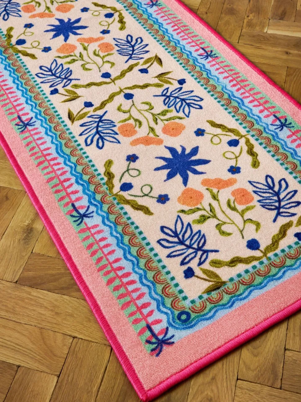 Wasbare loper met heldere bloemenprint