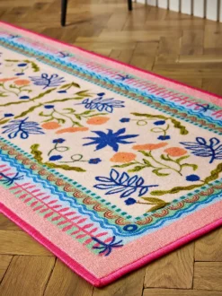 Wasbare loper met heldere bloemenprint