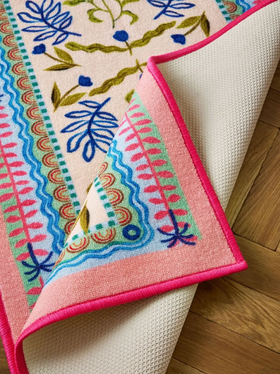 Wasbare loper met heldere bloemenprint