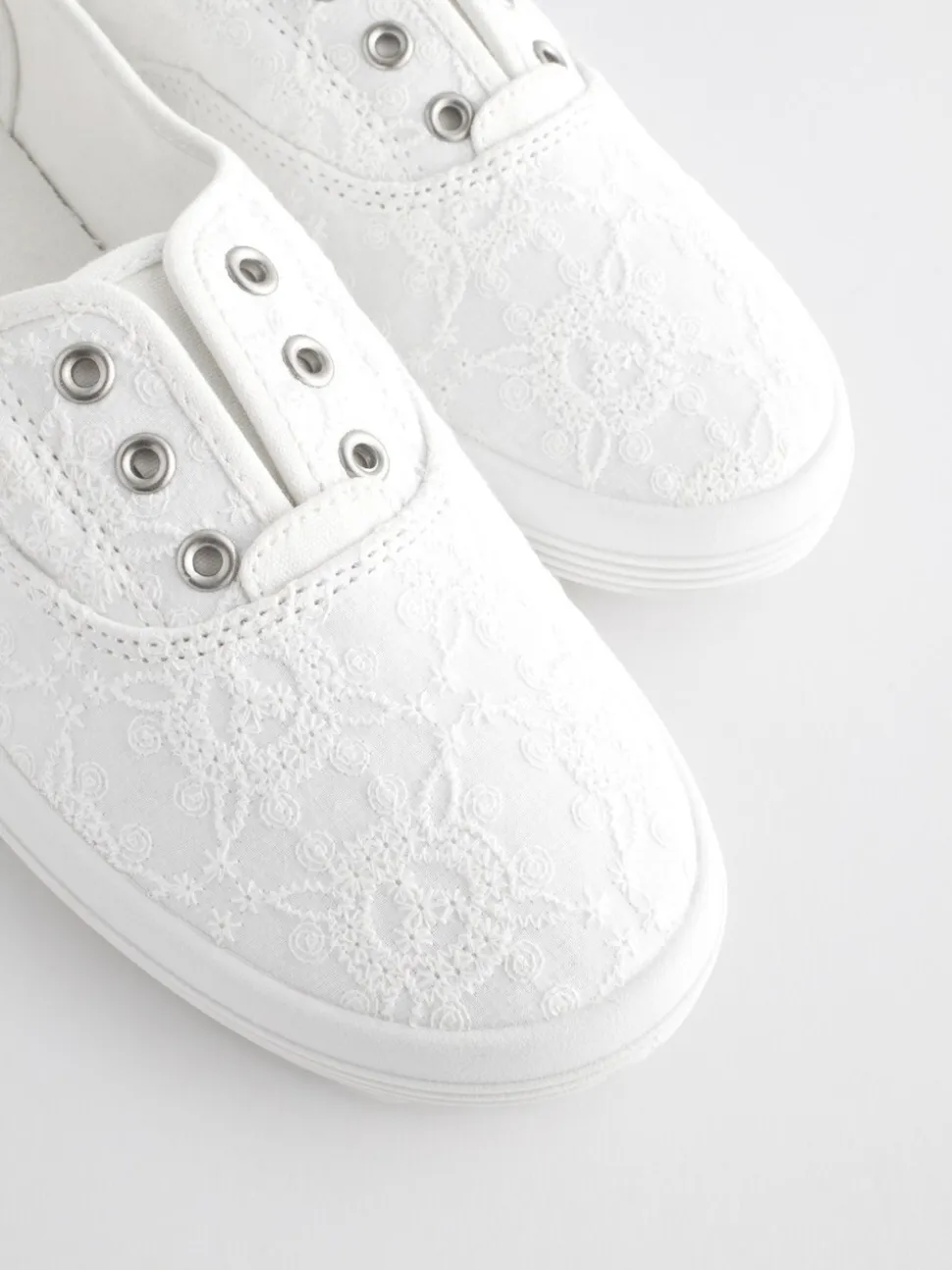 Wit - Geborduurde veterloze canvas instapsneakers