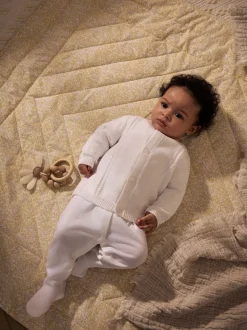 Wit - Kabelgebreid babyvestje