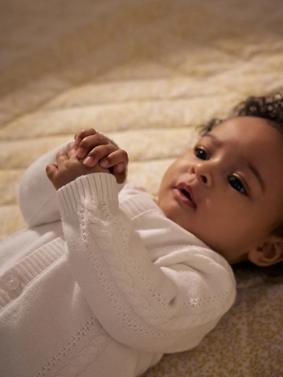 Wit - Kabelgebreid babyvestje