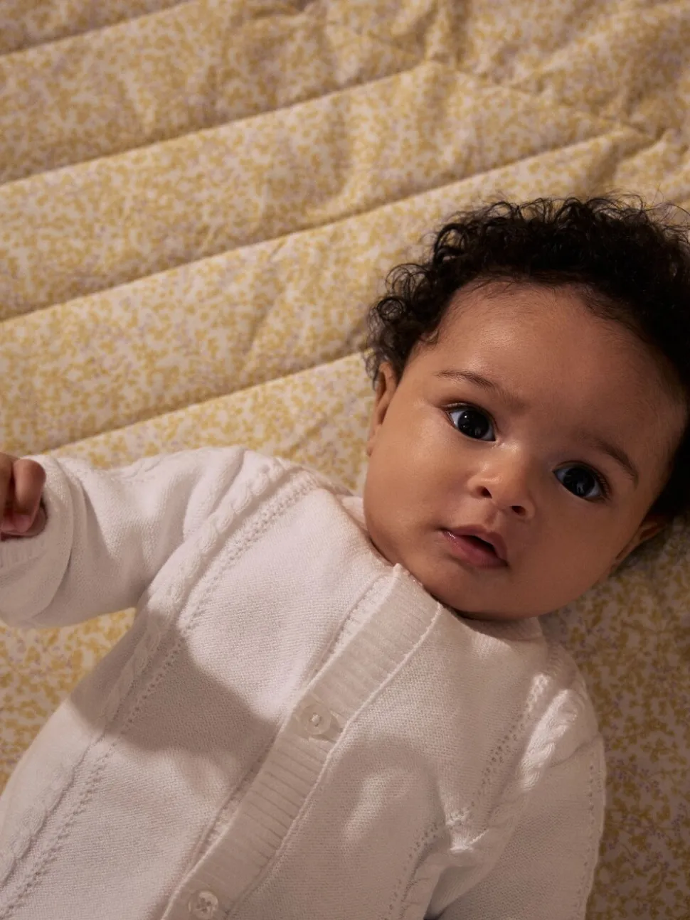 Wit - Kabelgebreid babyvestje