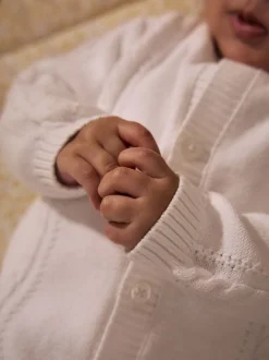 Wit - Kabelgebreid babyvestje