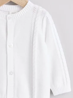 Wit - Kabelgebreid babyvestje