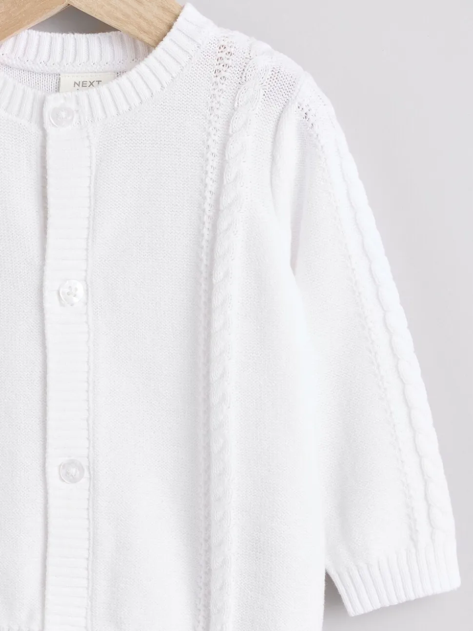 Wit - Kabelgebreid babyvestje