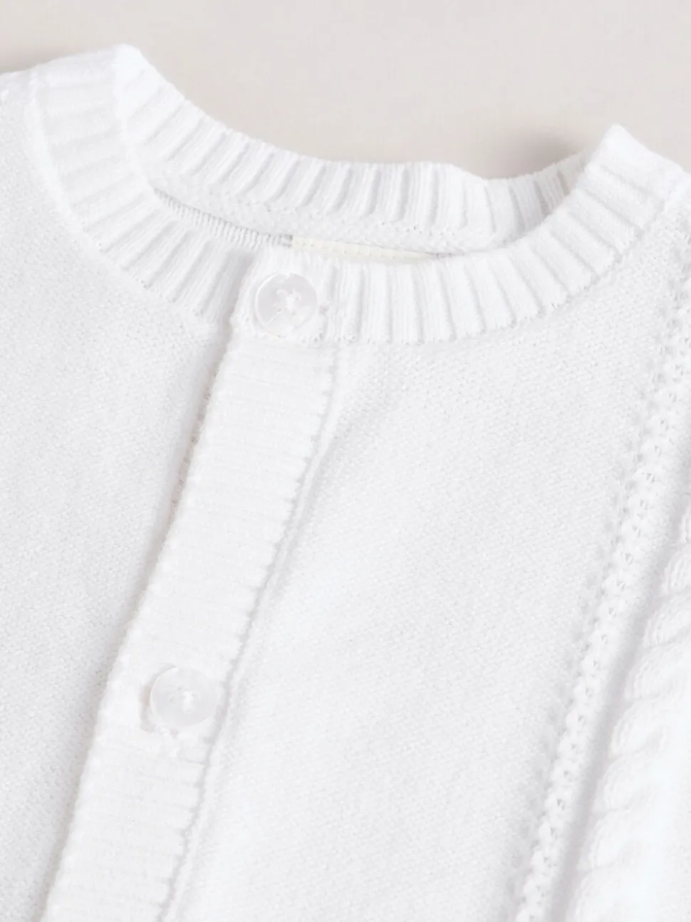 Wit - Kabelgebreid babyvestje