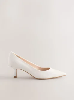 Wit - Leren pumps met spitse neus en kittenhakje
