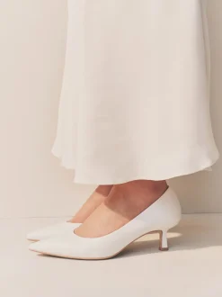 Wit - Leren pumps met spitse neus en kittenhakje