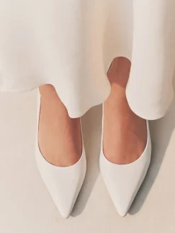 Wit - Leren pumps met spitse neus en kittenhakje