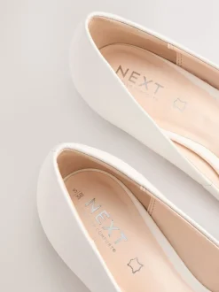 Wit - Leren pumps met spitse neus en kittenhakje