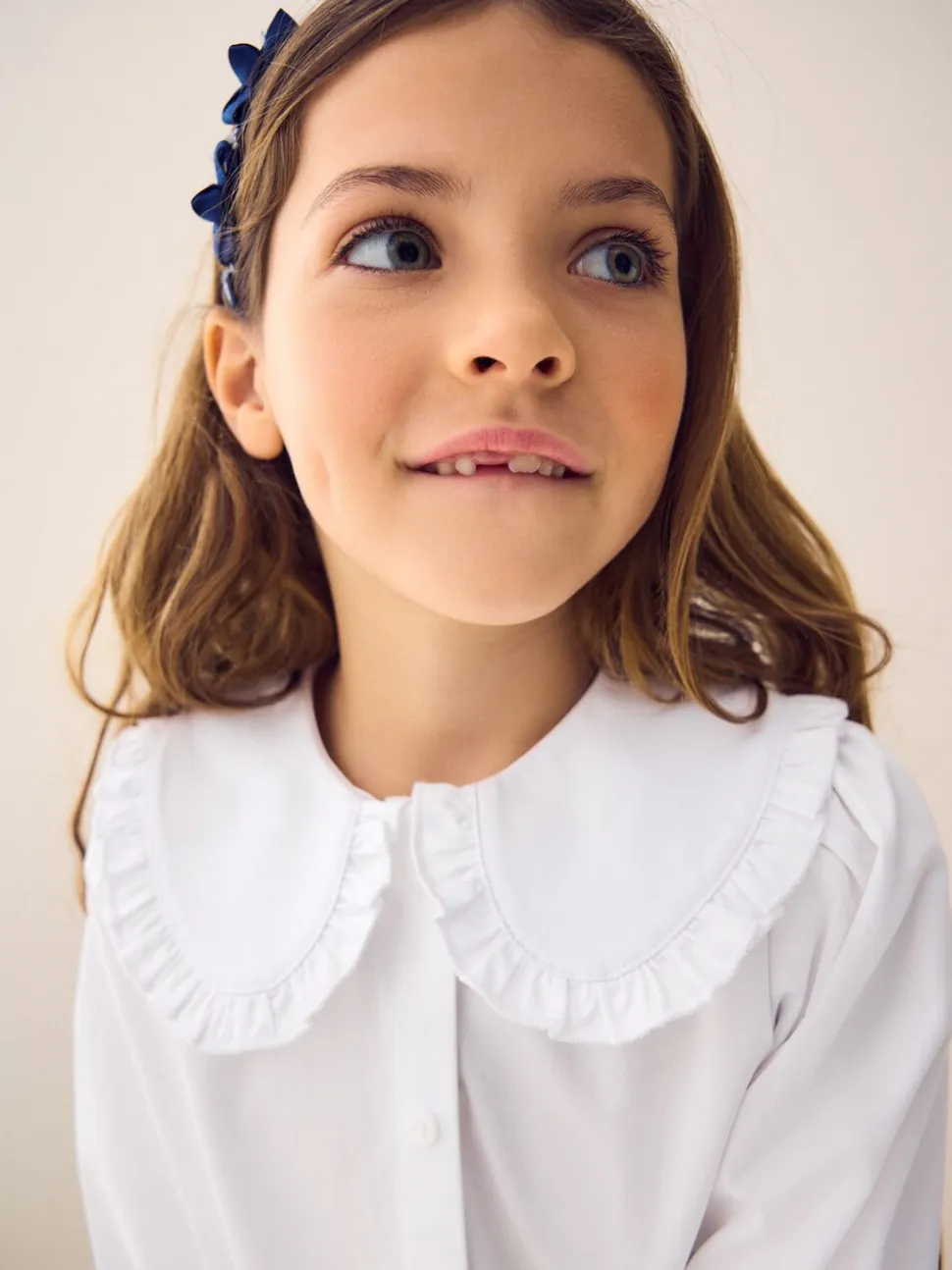 Wit - Schoolblouse met klittenbandsluiting, kraag met ruches en hoog aandeel katoen (3-14jr)