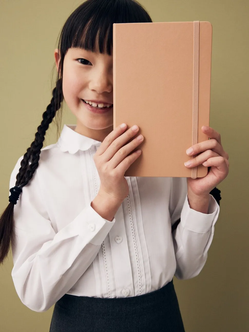 Wit - Schoolblouse met lange mouwen en gegolfde kantafwerking (3-14 jr)