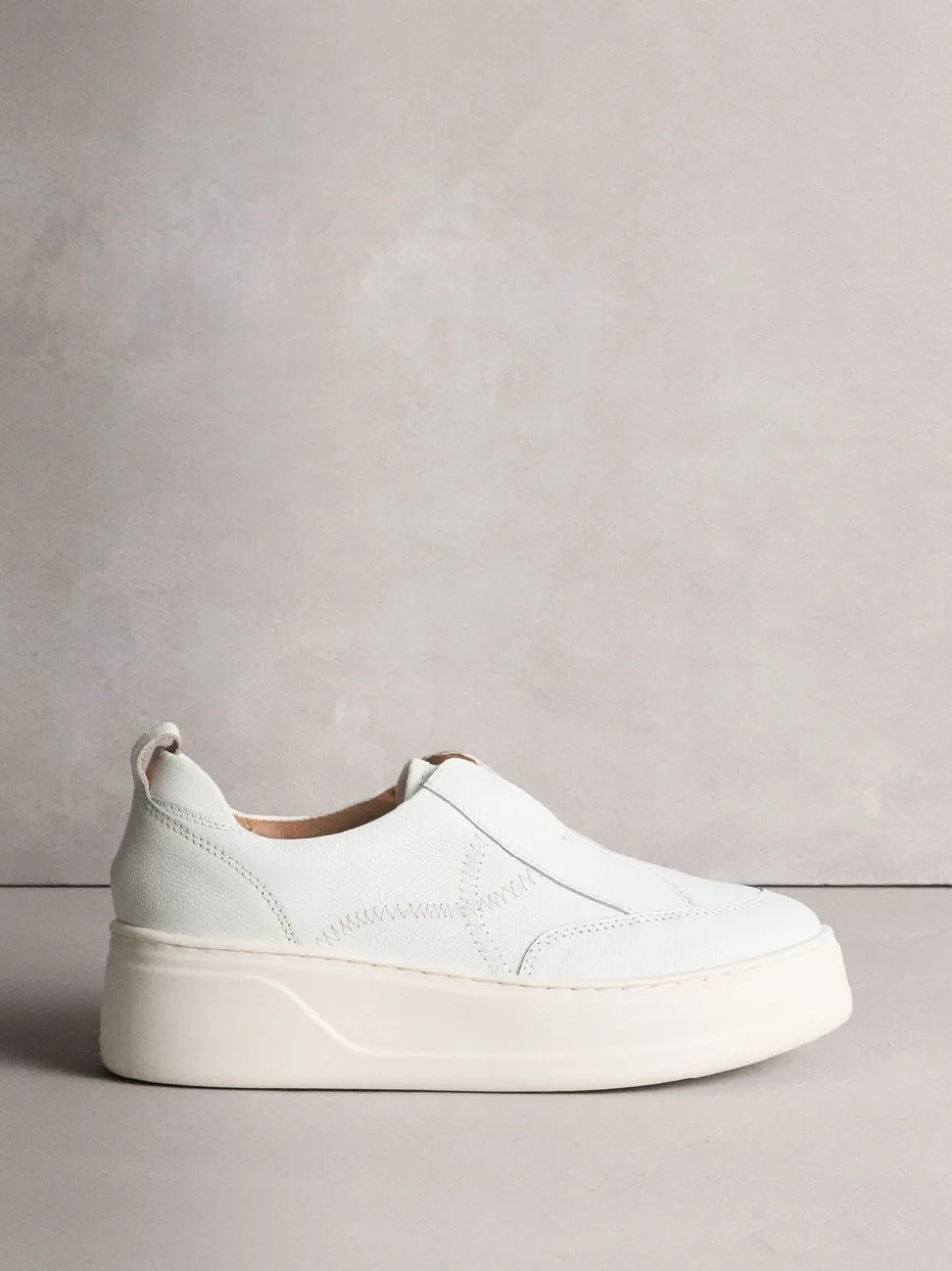 Wit - Signature leren sneakers met dikke plateauzolen en sleehak