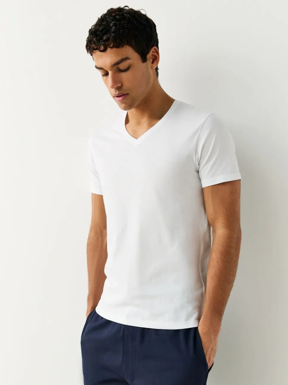 Wit - Verpakking van 2 slim-fit 100% katoenen T-shirts met V-hals en laagjes