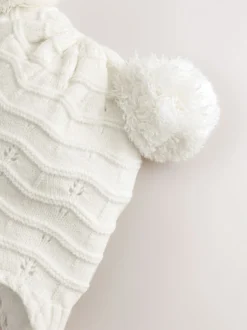 Wit gebreid - Baby Pointelle Pilotenmuts met Dubbele Pompon (0mnd-2jr)