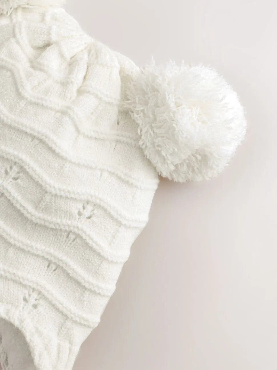 Wit gebreid - Baby Pointelle Pilotenmuts met Dubbele Pompon (0mnd-2jr)