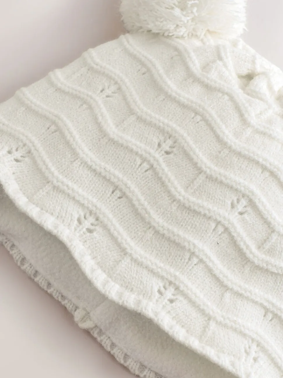 Wit gebreid - Baby Pointelle Pilotenmuts met Dubbele Pompon (0mnd-2jr)