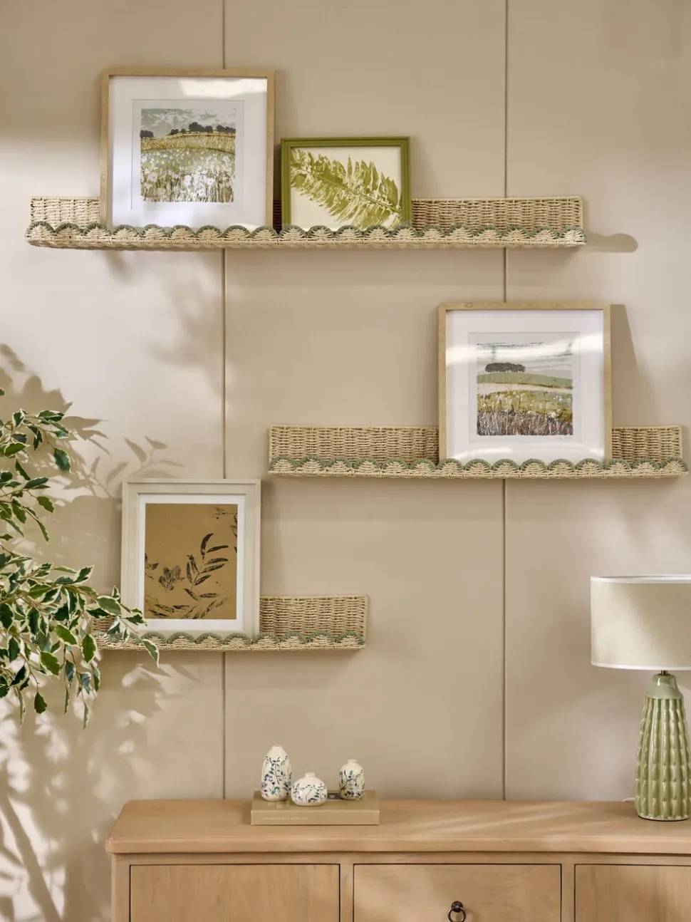 Woven Scallop Picture Shelf