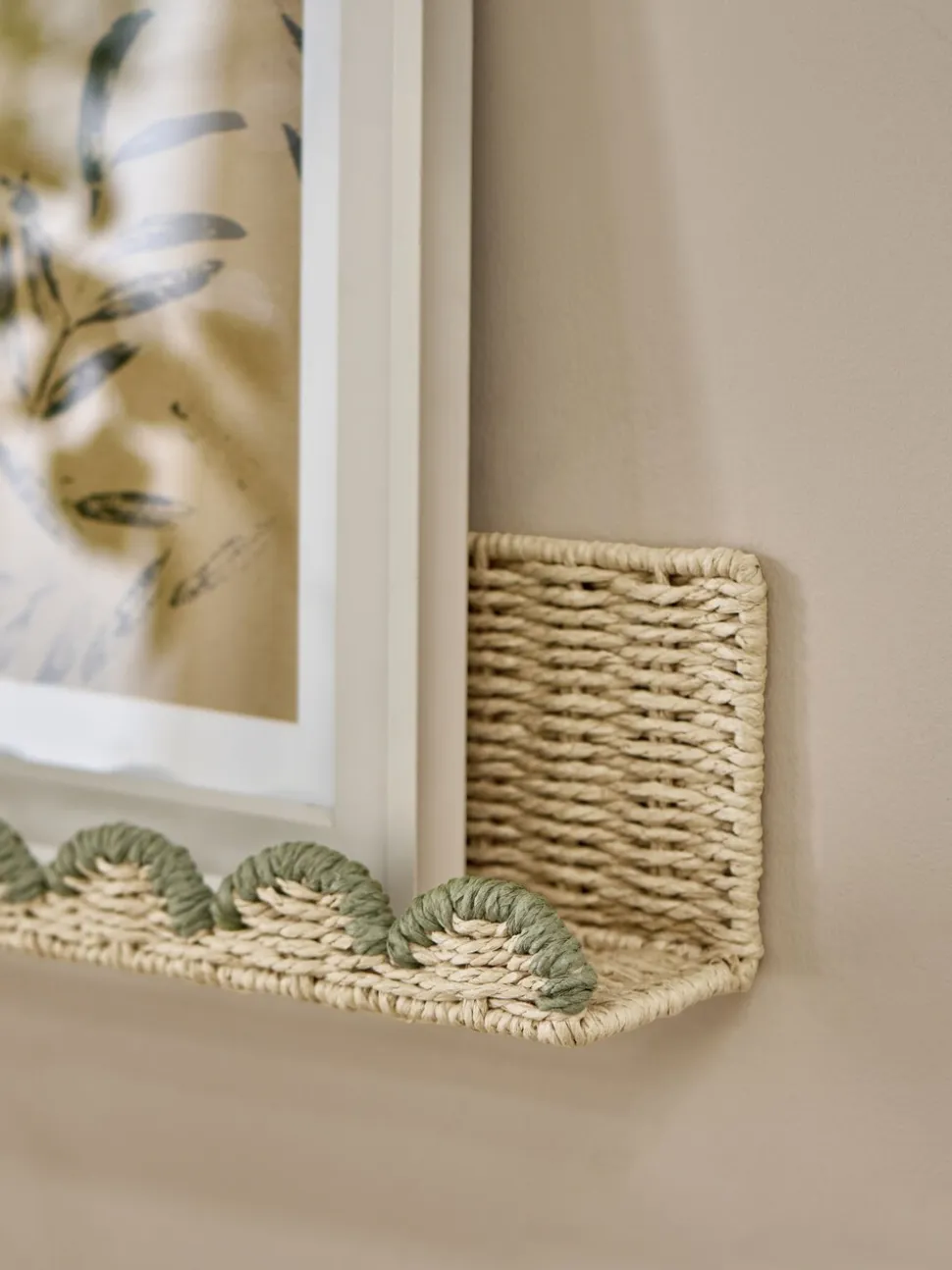 Woven Scallop Picture Shelf