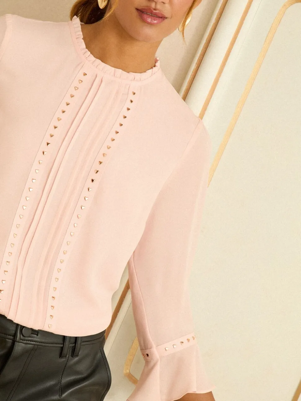Zachtroze met hart - Love & Roses Hardware Detail Flute Sleeve Blouse